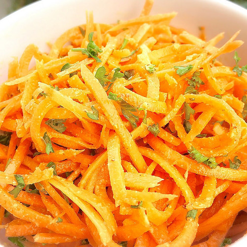 Spiralized carrot salad - quick and easy side dish the whole family will like