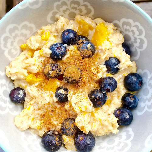 5 Minute Mango-Blueberry Egg White Oats - quick balanced and healthy breakfast that's high in protein and gluten-free!