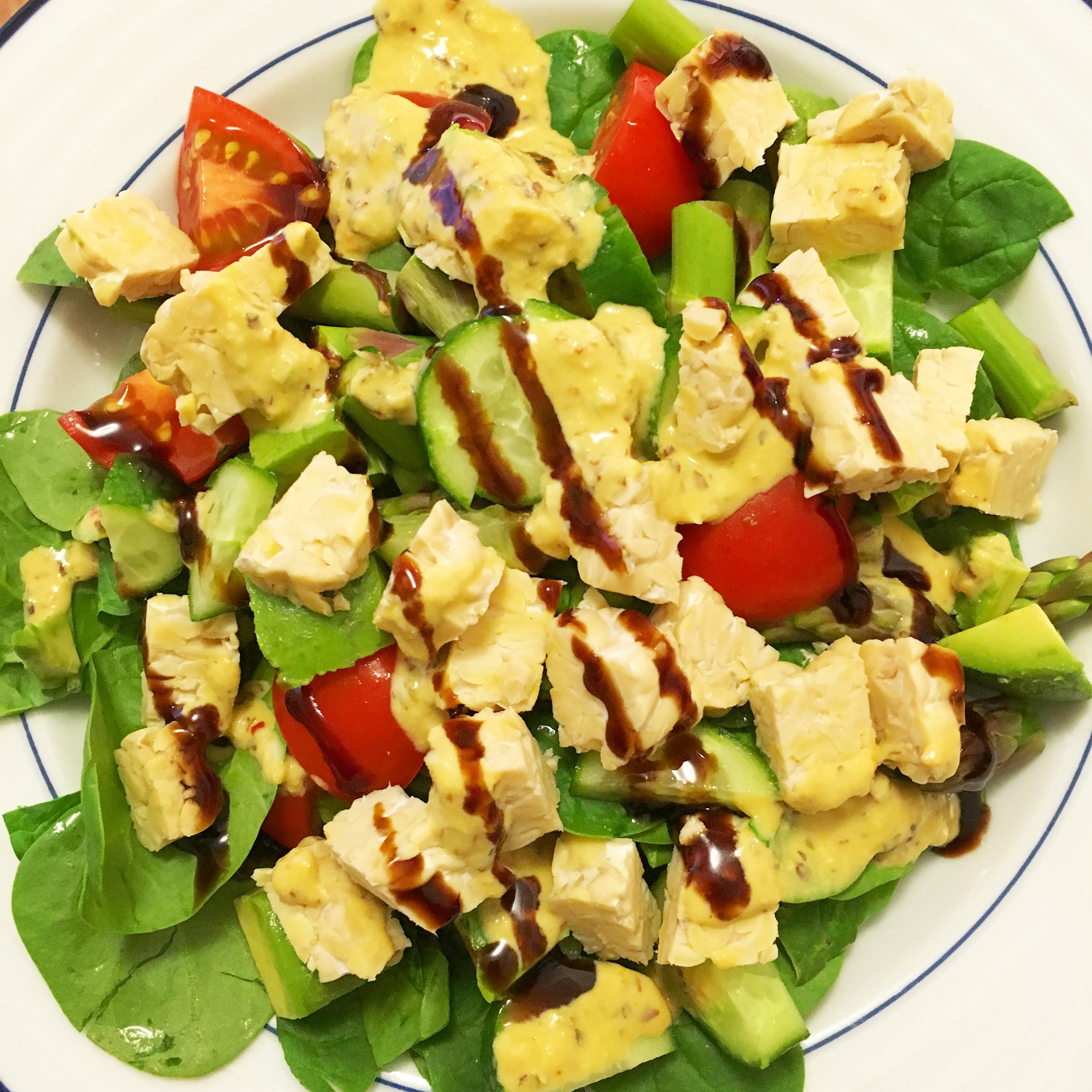 Tempeh dinner salad with a quicke hummus dressing