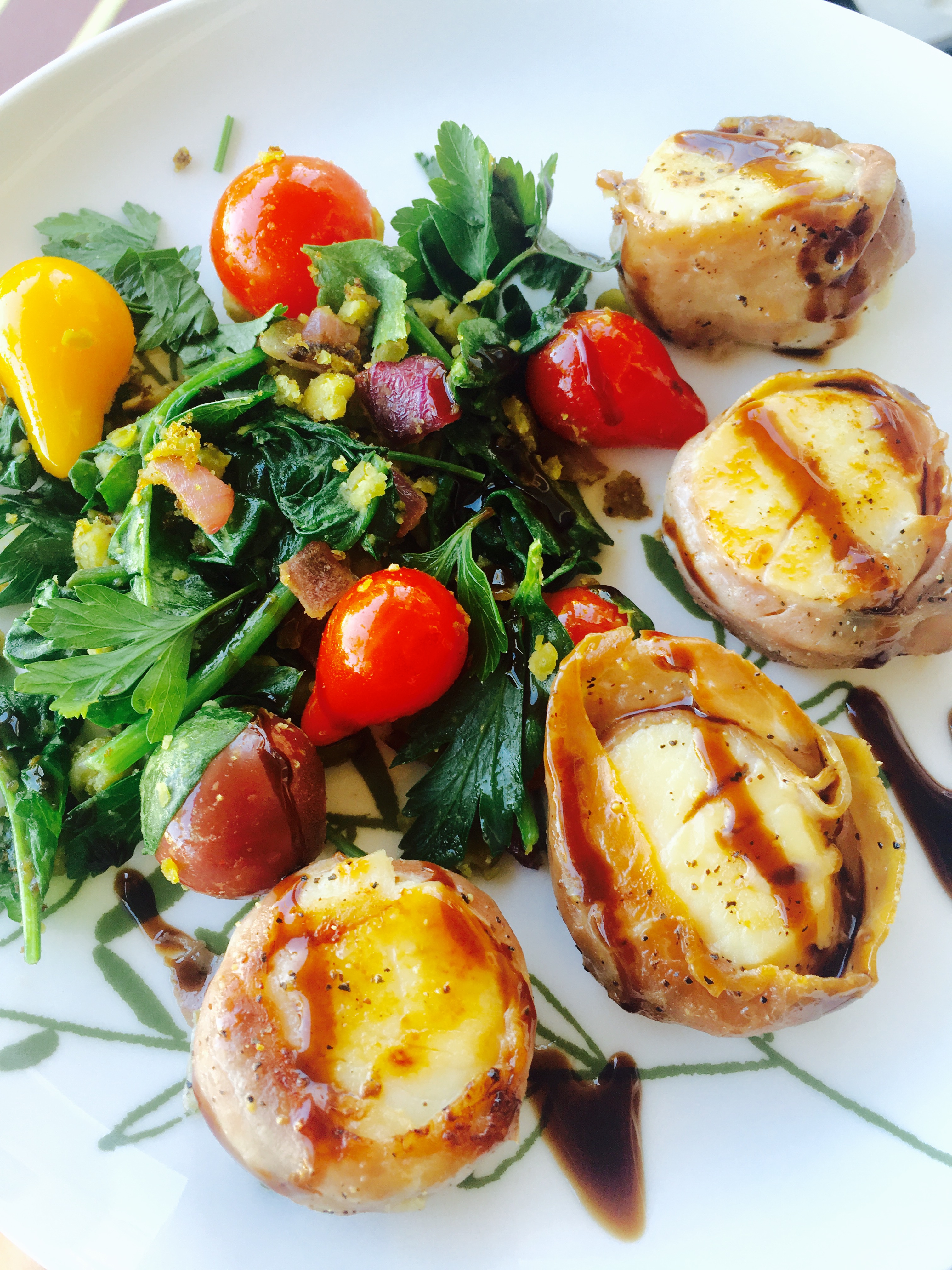 prosciutto-wrapped-scallops-with-balsamic-drizzle