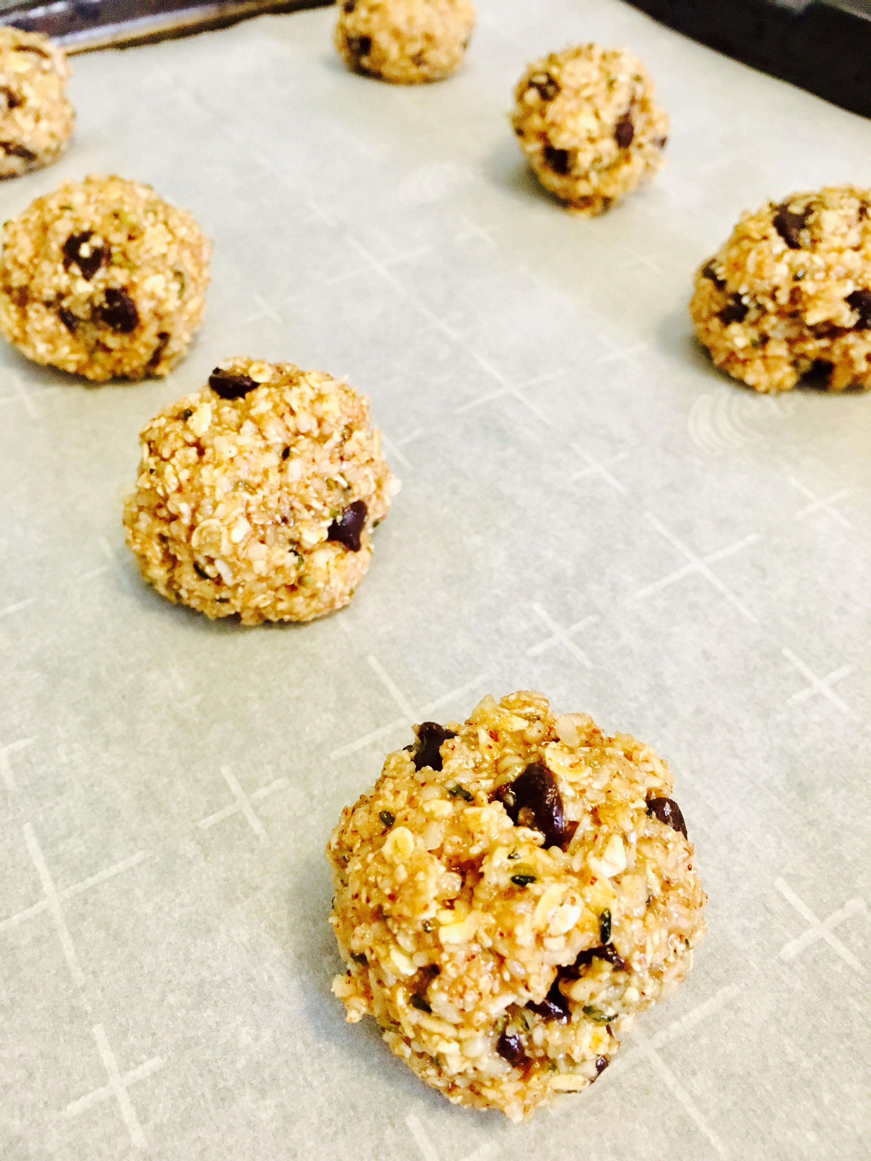 These Oatmeal Hemp Seed Cookie Bites are a delicious marriage of chocolate chip oatmeal cookies and coconut macaroons. Best of all, they’re packed with nutrient-rich ingredients like oats, dark chocolate, and hemp seed.