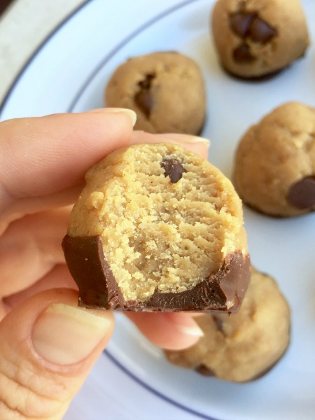 Do you ever make chocolate chip cookies just so you can eat the batter? Ever wish that batter was healthy? These low carb, protein-packed, healthy chocolate chip cookie dough balls are for you!