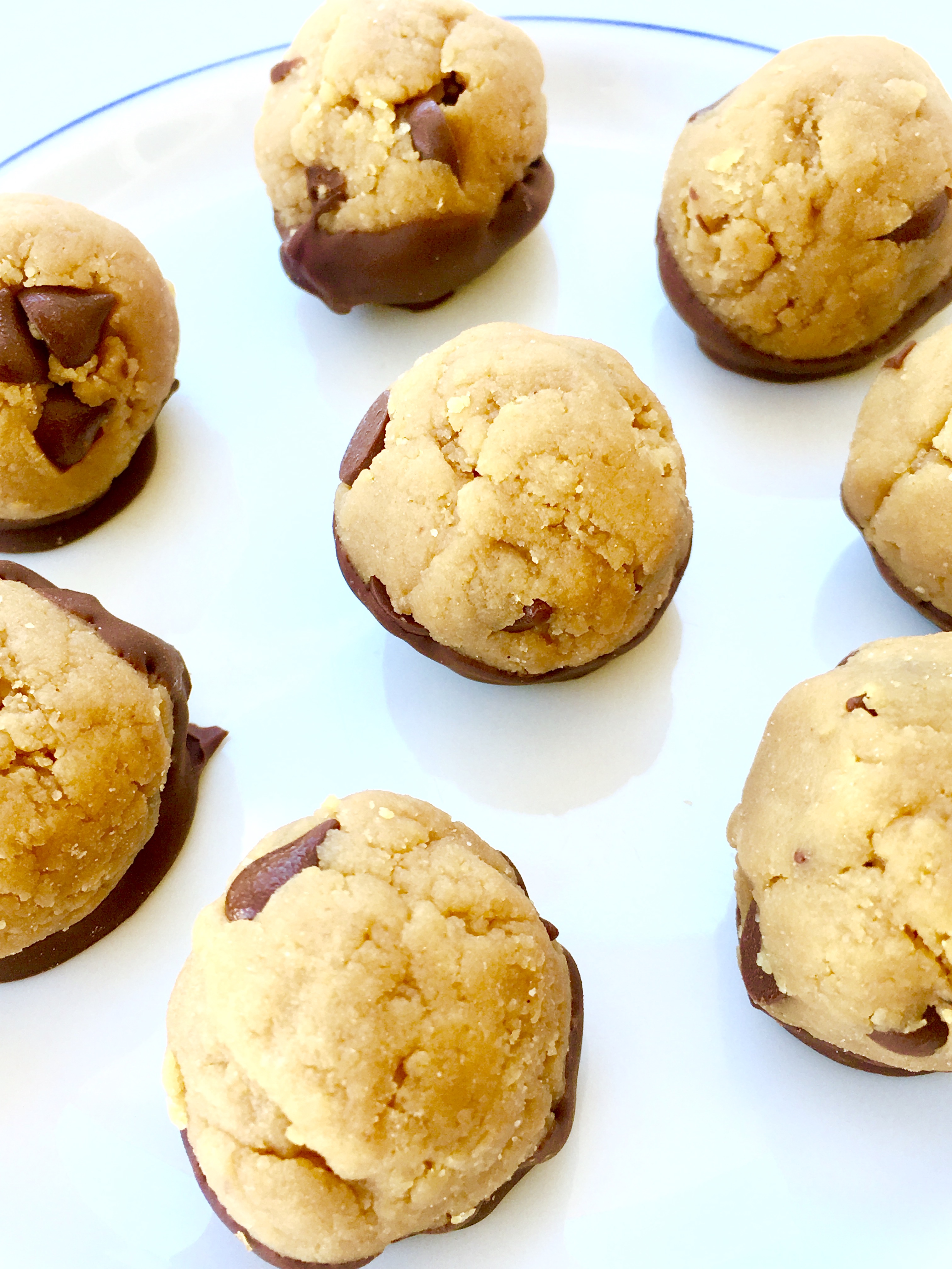 Do you ever make chocolate chip cookies just so you can eat the batter? Ever wish that batter was healthy? These low carb, protein-packed, healthy chocolate chip cookie dough balls are for you!