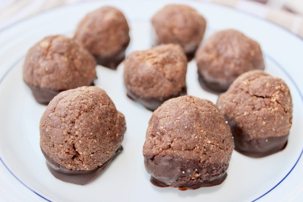 Do you like Thin Mints?  Cookie dough?  Then you're going to need these Thin Mint Dough Balls.  They're a healthy protein version you can have all year! 