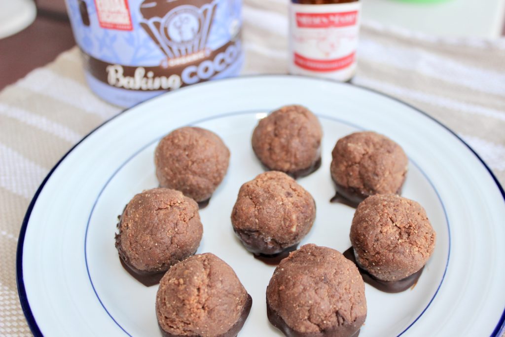 Do you like Thin Mints?  Cookie dough?  Then you're going to need these Thin Mint Dough Balls.  They're a healthy protein version you can have all year! 