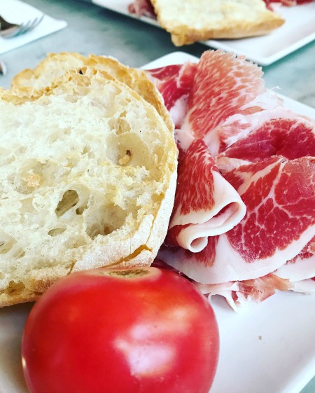 Tomato bread and iberico ham at El Sortidor in Barcelona