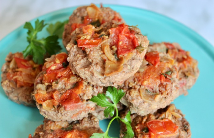 These bison meatloaf muffins are juicy and moist (yup - I said it), with a fresh tang from the tomato topping.  I packed mine for lunch this week to be eaten with roasted sweet potatoes and french green beans.